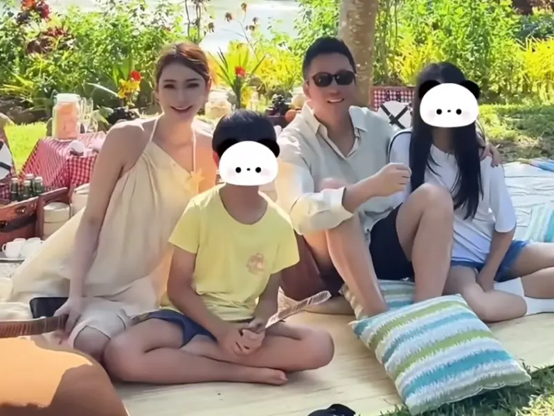 ▲大S一雙兒女（左2、右1）的正面照近日在網路上曝光，網友認為是Ｍandy（左1）故意外流照片的，她發文喊冤，指出拍照的人是汪小菲（右2）沒禮貌的朋友。（圖／小紅書＠菲常莓好）