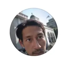 ▲唐治平IG大頭貼是跟清真寺自拍的照片。（圖／唐治平IG@tcp9969）