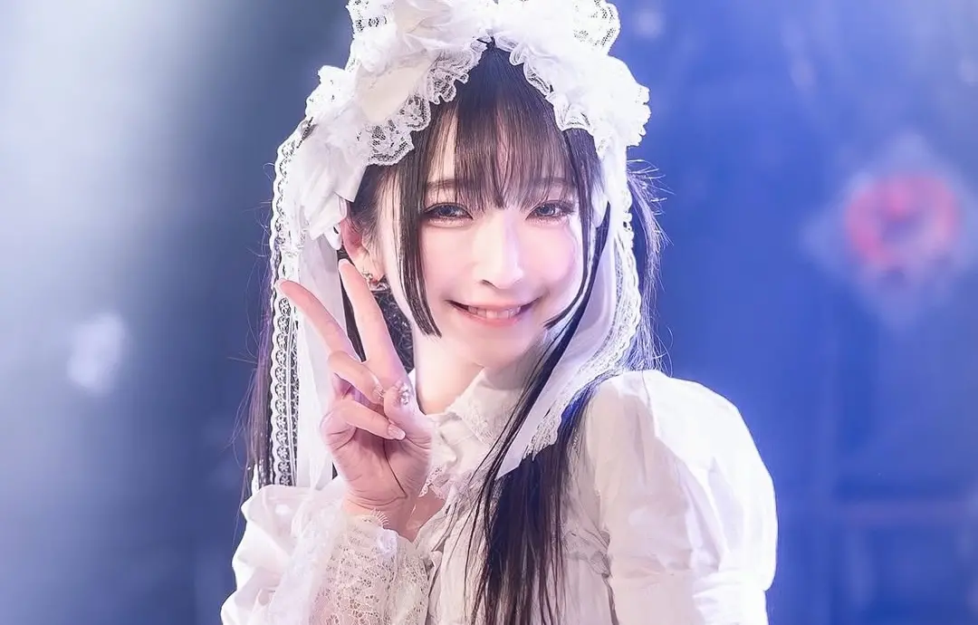 ▲日本35歲女偶像宮脇舞依近日於IG曬出自己下班、上班的模樣，大素顏配黑框眼鏡，整個反差超大，讓粉絲驚訝直呼：怎麼可能。（圖／宮脇舞依IG@mai.miyawaki）