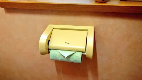 ▲日本青森縣十和田市溫泉民宿「南部屋」，近日就在社群平台X呼籲民眾不要擅自將衛生紙摺成三角形。（圖／X@nanbuya_towada）