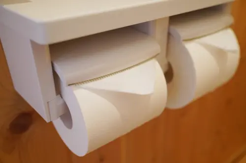 ▲日本飯店或旅館常見廁所「衛生紙折成三角形」的景象。（圖／取自photoAC）