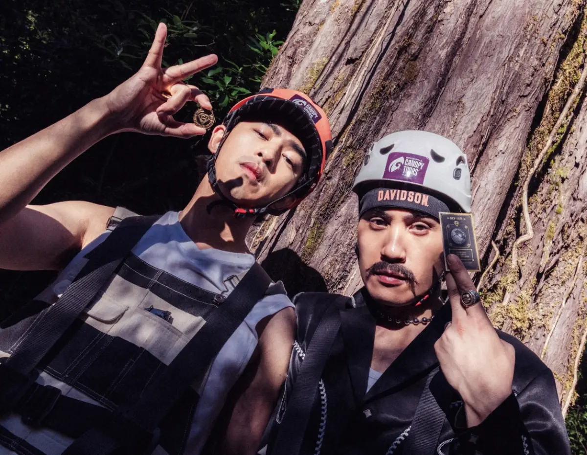 ▲陳柏霖（左）與黃宣（右）的紐西蘭尋寶冒險繼續有不同挑戰，兩人反應大不同，陳柏霖碰到高處輕鬆、自在，還能上演「逃獄」小劇場、化身「台版蜘蛛人」，但懼高的黃宣嚇到發抖，直飆髒話。（圖／出去一下提供）