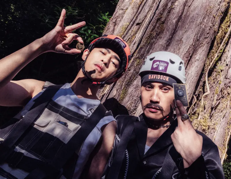 ▲陳柏霖（左）與黃宣（右）的紐西蘭尋寶冒險繼續有不同挑戰，兩人反應大不同，陳柏霖碰到高處輕鬆、自在，還能上演「逃獄」小劇場、化身「台版蜘蛛人」，但懼高的黃宣嚇到發抖，直飆髒話。（圖／出去一下提供）