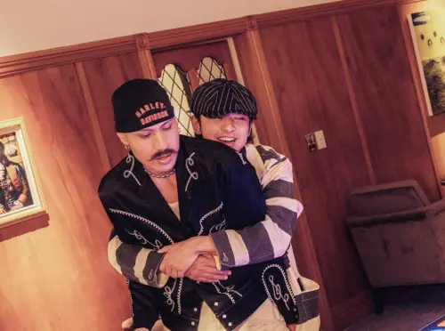 ▲陳柏霖（右）的條紋上衣，被黃宣（左）取笑像是囚服，兩人當場演起「逃獄」小劇場，相當搞笑。（圖／出去一下提供）