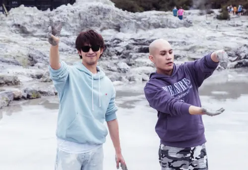 ▲陳柏霖（左）和黃宣（右）體驗火山產出皂土，認為觸感很有趣。（圖／出去一下提供）