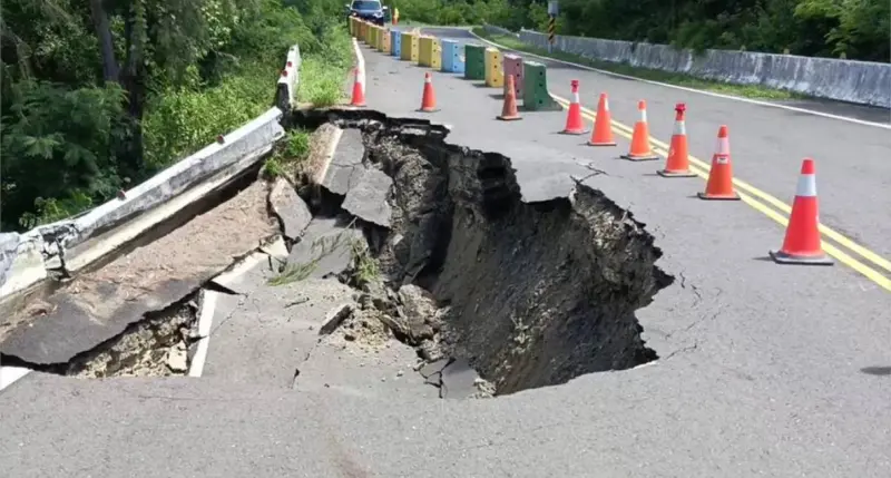 路面塌陷「兩台汽車大」！墾丁往社頂公園道路坍方　警方到場管制