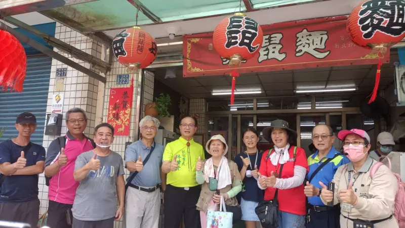 ▲今（17）日「貓鼠麵」宣布，店面正式重新恢復營業，讓許多老顧客立刻動身前往現場，連彰化市長林世賢也特地到場祝賀。（圖／彰化市長林世賢臉書）