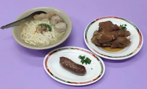 ▲「總統套餐」套餐內含招牌貓鼠麵、一份滷蹄膀、一條炸香腸。（圖／貓鼠麵臉書）