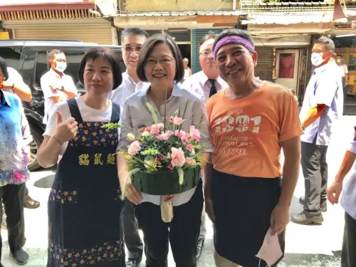 ▲前總統蔡英文曾連續兩年造訪貓鼠麵店家。