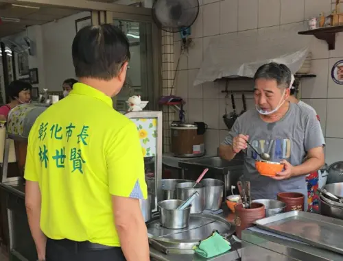 ▲老闆陳汝權正在廚房忙著烹煮老饕們等待已久的貓鼠麵。（圖／彰化市長林世賢臉書）
