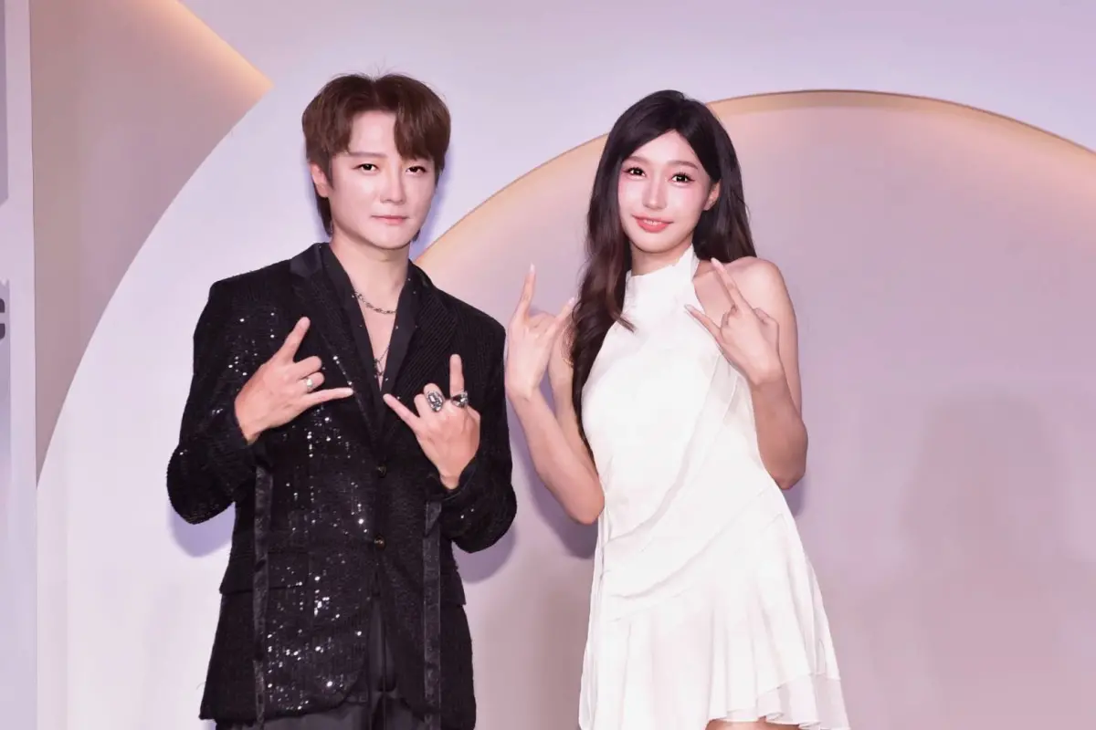 ▲阿沁感念當年《遺失的美好》獲貴人提拔，自辦歌唱大賽，親自發掘歌壇下一代天王天后。右為夢境音樂社今正式簽下的新人夏娜。（圖／FANTASTIC MUSIC夢境音樂社提供）