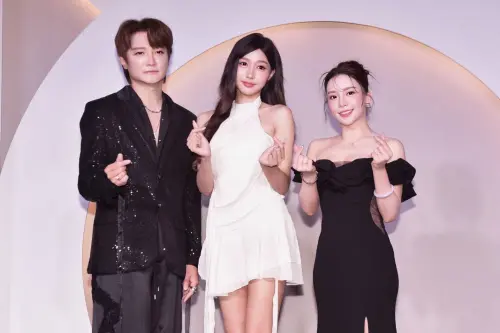 ▲由阿沁（左）發起的「一人一首阿沁Real盃歌唱大賽」去年首屆冠軍斳雅茹（芽兒，右）以學姐身分現身，鼓勵選手們勇敢追夢。中為夢境音樂社今年正式簽下的新人夏娜。（圖／FANTASTIC MUSIC夢境音樂社）