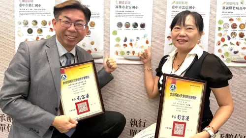 ▲永安國小校校長李安世（左）與菜單設計人總務處主任郭詠菁（右）。（圖／高市府教育局提供）