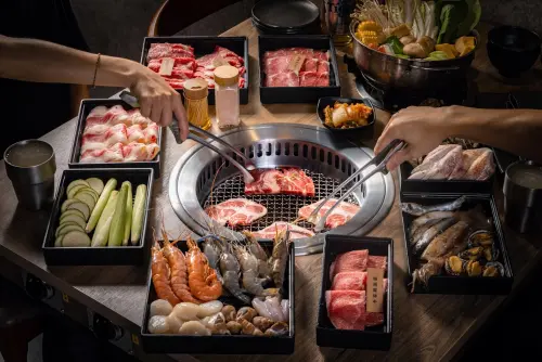 ▲赤富士日式無煙燒肉鍋物表示：「套餐價格全面調降，菜單內容不減」搭配自助吧吃到飽，全台狂開西門、蘆洲等6家店，Google平均4.8星，菜單、訂位一覽。（圖／翻攝自赤富士日式無煙燒肉鍋物FB）