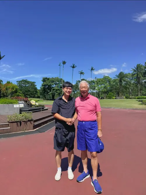 ▲有網友曬出與郭台銘在球場的合照，白髮蒼蒼的模樣嚇壞不少人。（圖／網友traveler1126授權提供）