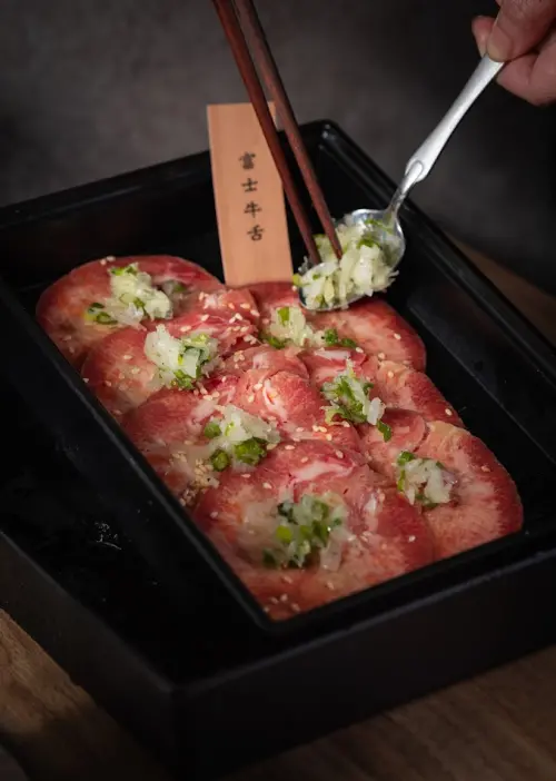 ▲吃到飽菜單選項也有富士牛舌。（圖／翻攝自赤富士日式無煙燒肉鍋物FB）