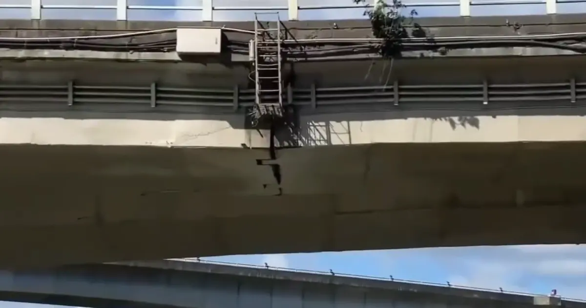 ▲有民眾目睹台北市新生高架橋出現了「裂縫」，拍下畫面並通報相關單位。（圖／Threads@masae_katano）