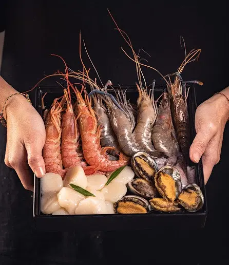 ▲澎湃海鮮吃得到鮑魚、蛤蜊、天使活蝦、泰國蝦及白蝦等。（（圖／翻攝自赤富士日式無煙燒肉鍋物FB）