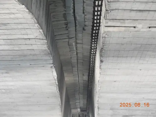 ▲北市工務局新建工程處解釋，新生高架橋，橋梁上部結構是採用懸臂工法施作，主跨的中間段則是二個懸臂端以鉸接的方式來做銜接，銜接處設置伸縮縫，為當時興建橋梁常見設計，並非為損壞跡象。