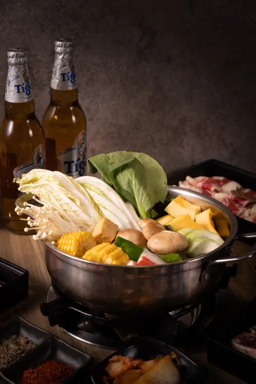 ▲赤富士的火鍋還有昆布、麻辣、藥膳等湯底可選。（圖／翻攝自赤富士日式無煙燒肉鍋物FB）