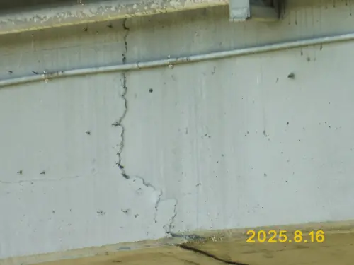 ▲伸縮縫旁出現裂縫的狀況，經橋檢公司2025年8月15日現場檢視確認，為施工時模板灌漿的接縫痕跡，僅為施工接縫，並非裂縫。（圖／北市工務局）