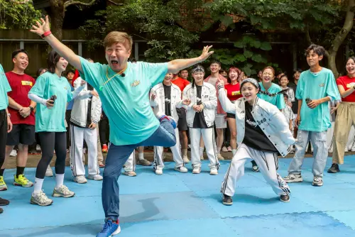 胡瓜被地方媽媽硬來！直接被鑽進衣服裡　驚恐大喊：沒有正面的啦
