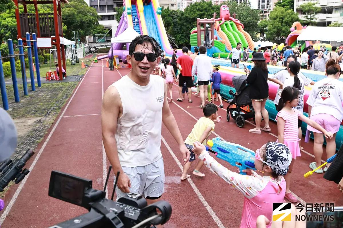 ▲民眾黨主席黃國昌健身有成，出席水樂園活動打水仗隱約露出六塊肌。（圖／記者吳翊緁，2025.08..17）