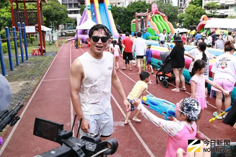 ▲民眾黨主席黃國昌健身有成，出席水樂園活動打水仗隱約露出六塊肌。（圖／記者吳翊緁，2025.08..17）