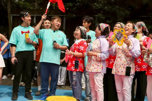 ▲胡瓜（左二）在地方媽媽的心目中人氣很高。（圖／民視提供）