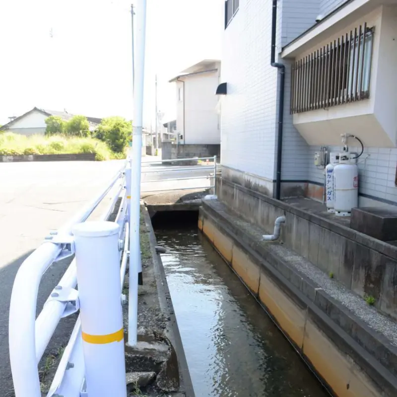 ▲日本一名36歲男子不慎跌入流著高溫溫泉廢水的水溝，全身嚴重燙傷，送醫後不治身亡。（圖／翻攝自南日本新聞）