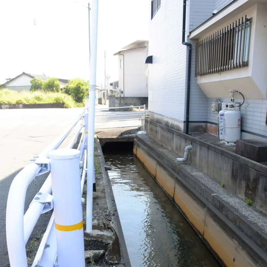 ▲日本一名36歲男子不慎跌入流著高溫溫泉廢水的水溝，全身嚴重燙傷，送醫後不治身亡。（圖／翻攝自南日本新聞）