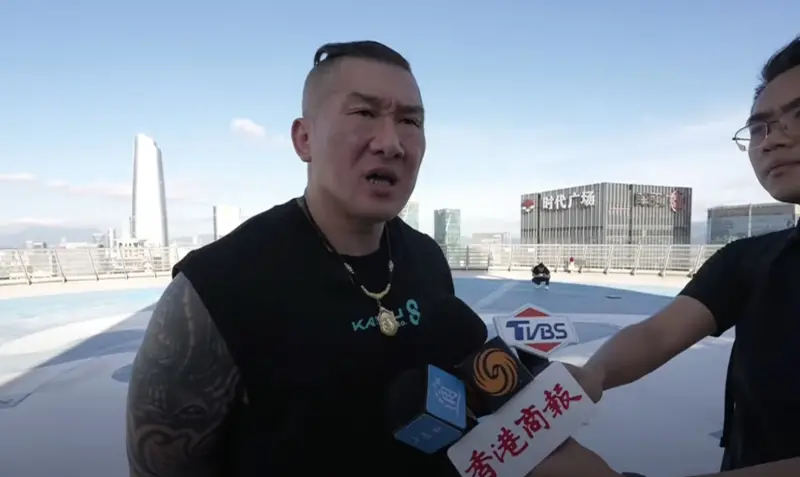 ▲陸委會強調未禁「館長」陳之漢看九三閱兵「不用覺得自己很重要」，對此，館長氣炸怒嗆「我不重要你講個X」。（圖／翻攝自館長惡名昭彰YT頻道）