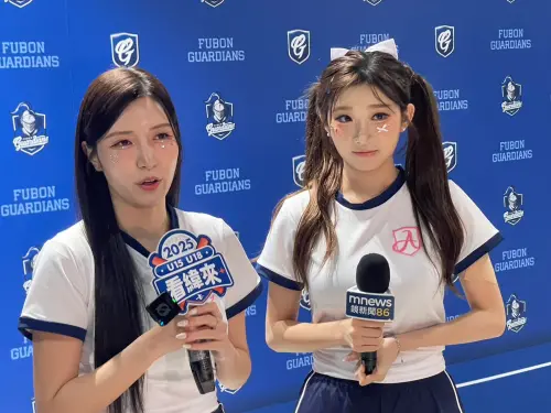 ▲富邦小公主李珠珢（右）、南珉貞（左）近期因「騎隊旗」挨轟，不過南珉貞隔天淚灑球場致歉，反倒增加不少粉絲好感度。（圖／記者林子翔攝）