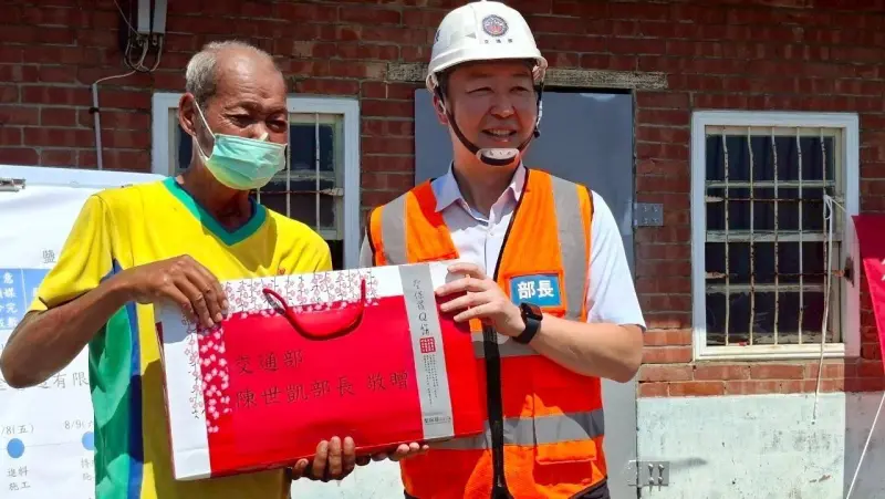 ▲公路局重建家園進度超前，交通部部長陳世凱南下慰勞。（圖／交通部）