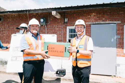 ▲公路局重建家園進度超前，交通部部長陳世凱南下慰勞。（圖／交通部）