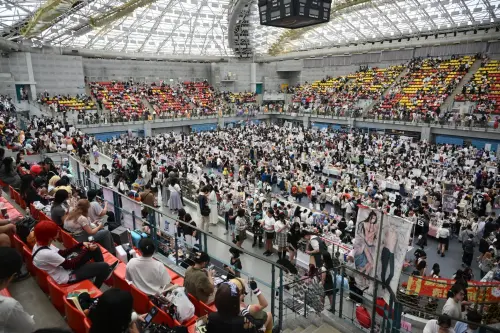 ▲台灣規模最大的同人創作盛會（CWT‑70），人潮塞爆台大體育館。（圖／記者林柏年攝）