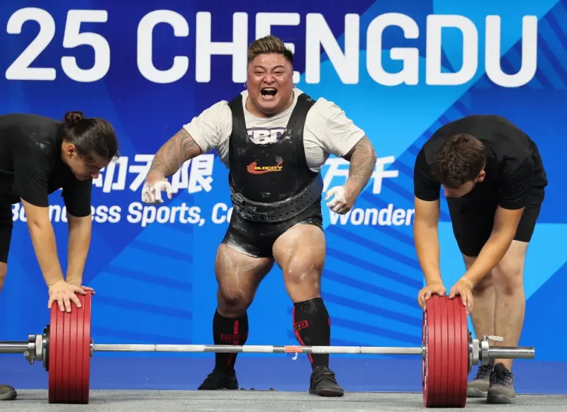 ▲台灣大力士楊森在成都世運會男子裝備超重量級健力決賽，以總和1113.5公斤奪金，蹲舉更以453.5公斤刷新世界紀錄，為台灣拿下本屆第五金。（圖／中華奧會提供）
