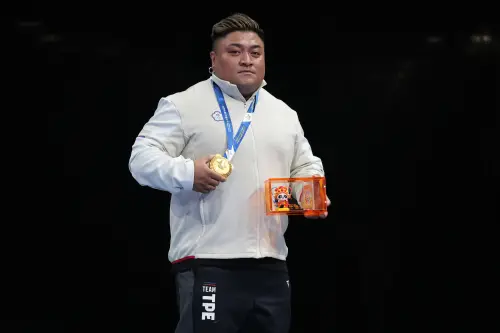 ▲「台灣大力士」楊森在2025成都世運會健力男子裝備超重量級決賽，以總和1118.5公斤、總分108.9分技壓群雄奪金。（圖／中華奧會提供）