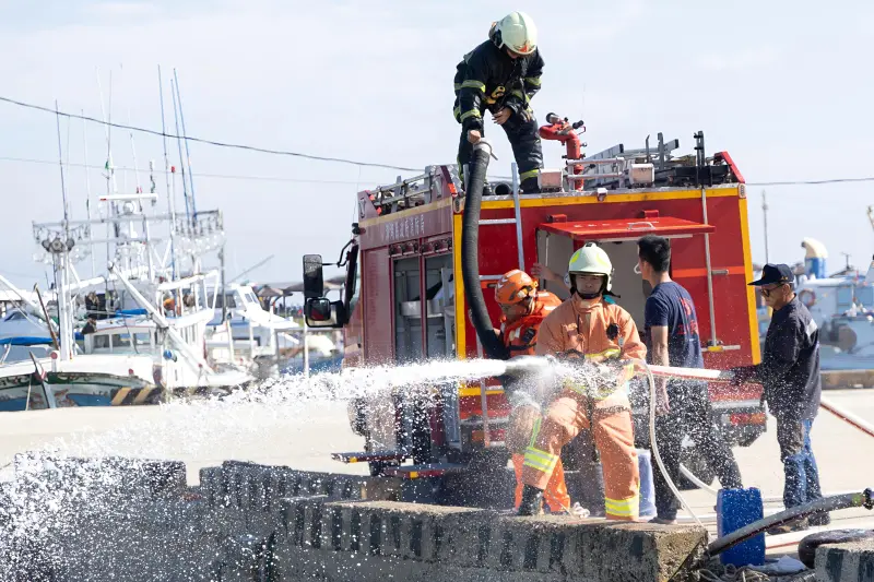 ▲澎湖縣消防局結合岸巡、警察及消防民力，在吉貝碼頭辦理漁港區域安全聯合救災演練。（圖／記者莊全成翻攝）