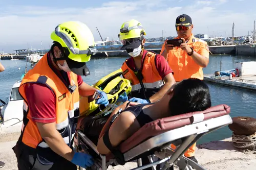 ▲模擬火警漁船上有船員受到火煙嗆、燒傷，消防人員緊急搶救送醫。（圖／記者莊全成翻攝）