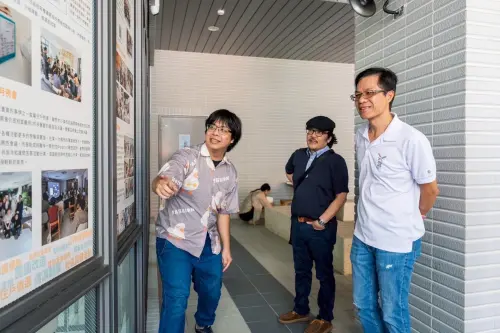 ▲新北市城鄉局黃國峰局長參觀員和合作共居三周年成果展區。