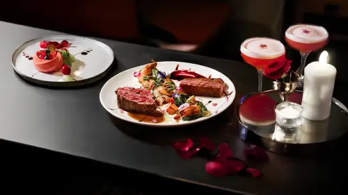 ▲Pier No.1 高空酒吧七夕限量推出「情人節限定套餐」，並與高雄在地精品甜點品牌 Raw Stone 合作。（圖／高雄英迪格酒店提供）