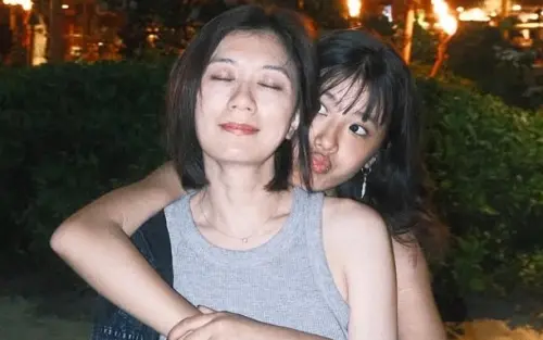 賈靜雯被梧桐妹出賣辣照！性感比基尼秀身材　粉絲驚：這是50歲？
