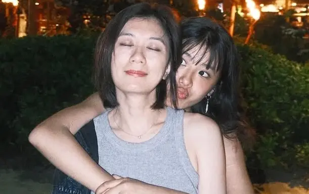 ▲賈靜雯（左）日前帶女兒們去夏威夷玩，喜愛拍照的梧桐妹（右）也分享許多照片，其中有一張竟是賈靜雯穿性感比基尼的辣照，大秀零贅肉好身材，讓粉絲驚呼：這是50歲嗎？（圖／梧桐妹IG@angelsun619）