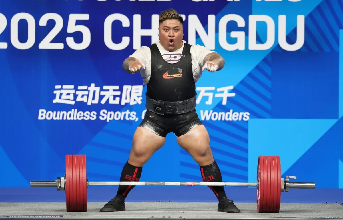 獨／楊森健力蹲舉破世界紀錄奪金！ 爸媽心疼曝腳傷：平安最重要