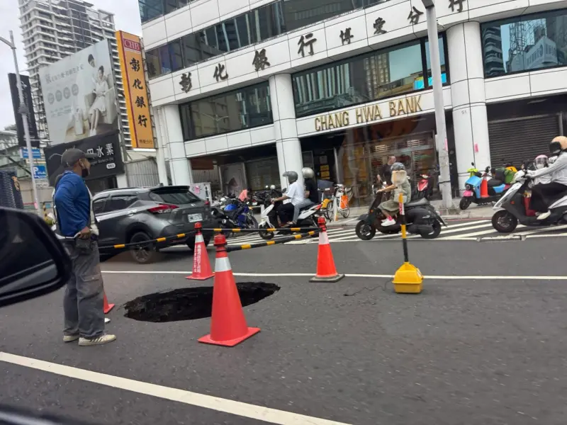 高雄市區驚見2公尺天坑！人車經過嚇傻　水利局找到原因：3天修復