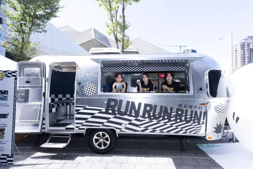 ▲告五人守住要命又浪漫的傻瓜信仰，打造出一台名為「Run, Run, Run! 傻瓜唱片行」的POP-UP行動車。（圖／相信音樂提供）