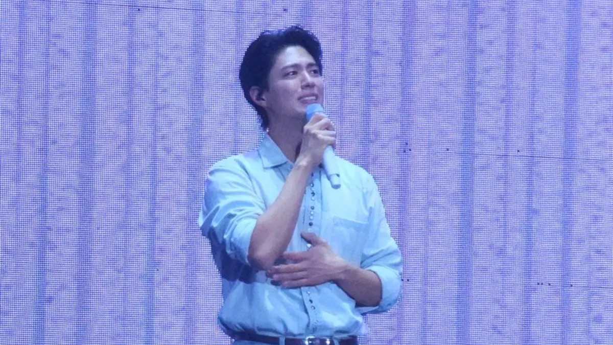 ▲韓國男神朴寶劍今（17）日造訪高雄見粉絲，不過卻在台上掩面淚崩，表示對於粉絲乖乖守約坐在觀眾席的舉動十分感動。（圖／讀者提供）