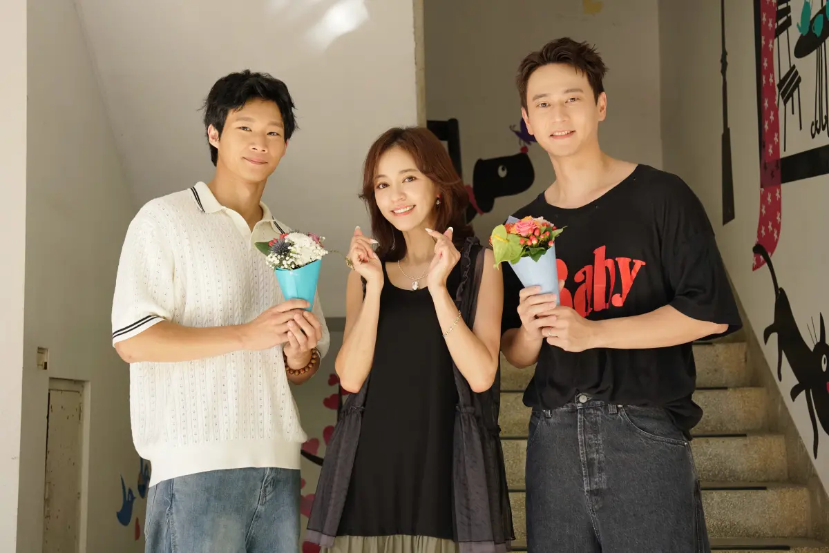 ▲奇幻都會喜劇 《新手上路》 今（17）日舉行開鏡儀式，主要演員黃冠智（左起）、陳意涵、劉冠廷等人齊聚亮相，劇中將運用AI技術，讓1個月大的新生兒也能成為主要演員。（圖／文策院與四方四隅）