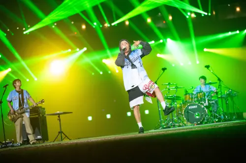 ▲FTISLAND昨日站上臺北大巨蛋，替富邦悍將「悍將中學」主題日獻唱，主唱李洪基金句連連。（圖／富邦悍將提供）